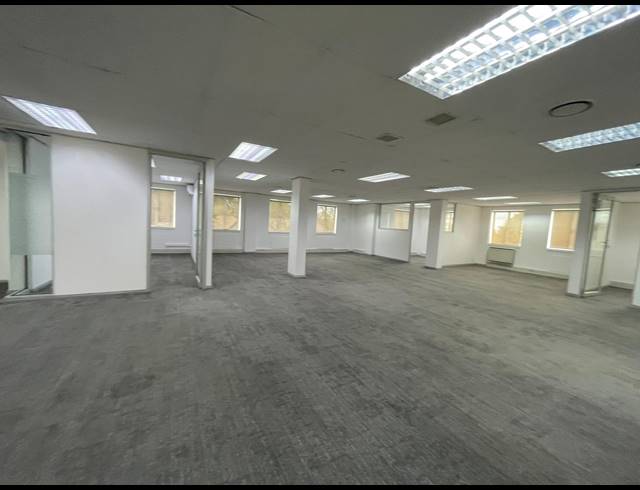 2,415M² OFFICE FOR SALE IN BRYANSTON